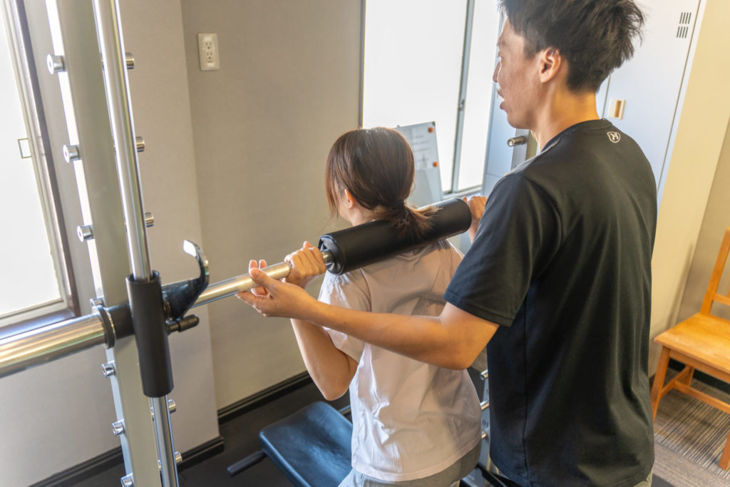 ｒｉｃｃａでの下半身に対するスクワット指導風景